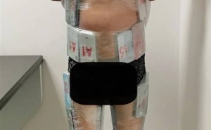 男子全身藏52部旧iPhone入境，海关火眼金睛查获走私行为