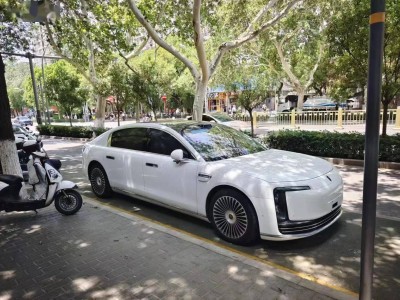 鸿蒙智行尊界S800纯白实车亮相，豪华配置引发热议即将发布