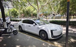 鸿蒙智行尊界S800纯白实车亮相，豪华配置引发热议即将发布
