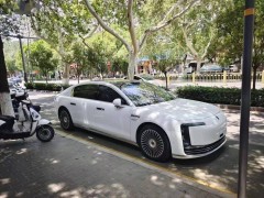 鸿蒙智行尊界S800纯白实车亮相，豪华配置引发热议即将发布