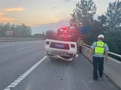 高速路上遇爆胎，冷静应对是关键！