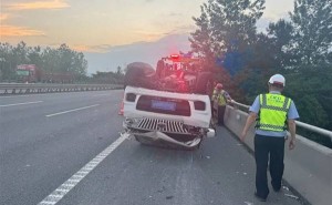 高速路上遇爆胎，冷静应对是关键！