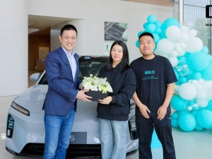 蔚来新ET5和ET5T交付启动，29.8万元起售，李斌亲临现场送钥匙