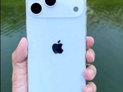 iPhone17 Pro Max机模曝光引热议，网友审美分歧大：是创新还是丑？