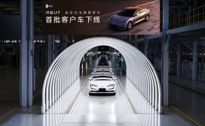 仰望U7超级四电旗舰轿车首批下线，即将交付，试驾体验已开启！