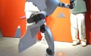 宇树科技人形机器人：跆拳道踢击、上肢模仿，格斗竞技展风采！