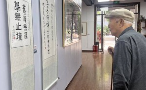 焦俊华低调观展，郭文伟海洋画作展师恩情深