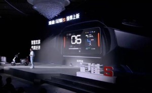 百度地图携手雅迪电动车，智慧出行新升级：车机投屏+红绿灯读秒