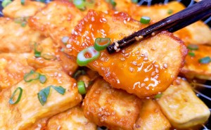 煎豆腐不粘锅秘籍：热锅冷油加姜擦，轻松搞定!