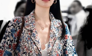 钟楚曦机场新造型：印花外套配白裤，时尚感爆棚！