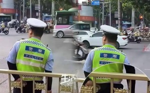 西安交警温柔喂猫，暖心举动成网红，你感受到了城市的温度吗？