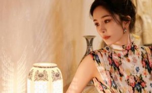 杨幂中式风情大片惊艳亮相，花裙盘发演绎古典与现代完美交融！