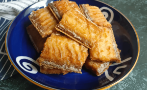 带鱼炸得香酥不腥，秘诀在这里！这样做，全家都爱吃