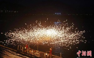 湖北秭归端午盛景：打铁花与水火同舞，传统韵味浓