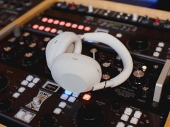 索尼WH-1000XM6拆解：可修复性大增，电池等部件更易替换
