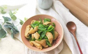 青椒炒油豆腐，家常下饭新宠儿，三块钱成本吃出大满足！