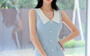 孙允珠淡蓝裙装演绎甜美风情，娃娃领设计成亮点