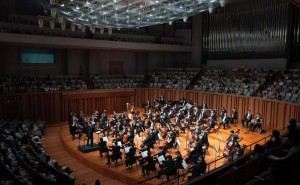 “和平颂”回响国家大剧院，北京交响乐团奏响反战强音