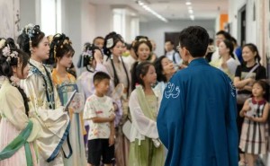 水墨邂逅汉服，济南市美术馆沉浸式体验李苦禅艺术魅力