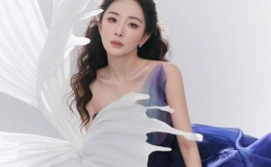 杨幂蓝紫渐变纱裙造型，梦幻演绎优雅新风尚