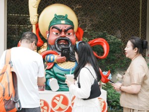 福建泉州“赛博电子关公”亮相，支付宝一碰即求签解签新体验！