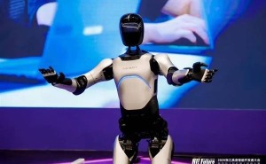 智元远征A2人形机器人：全球首获中欧美三大区域认证，实力领跑