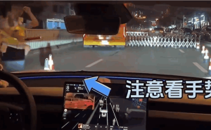 特斯拉FSD智应对交警检查，辅助驾驶新突破？