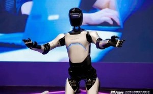 远征A2人形机器人：全球首款同时通过中欧美三大市场认证！