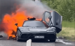 稀有豪车梅赛德斯AMG ONE再遭自燃，2000多万化为乌有，起火原因成谜
