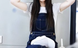 柳岩演绎“无龄感”穿搭，T恤配背带裙，夏日清新如少女
