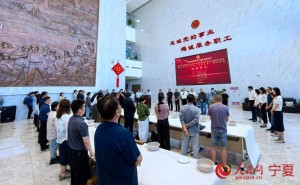 银川职工挥毫泼墨，百米书画长卷共绘工运华章