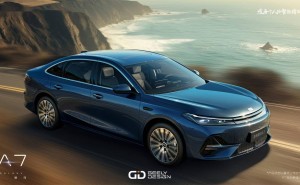 吉利银河A7率先搭载雷神AI电混2.0，实测百公里亏电油耗低至2.5L