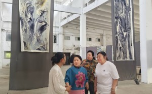 丝绸流体画新纪元：柳美真如何融合清华抽象与苏州织造之魂？