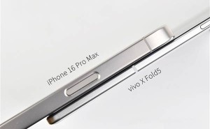 vivo X Fold5轻若无物！风扇一吹竟起飞，刷新折叠屏轻薄极限