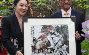 瓷韵生辉：《荷露清香》与《冷翠》限量款瓷板画艺术绽放！