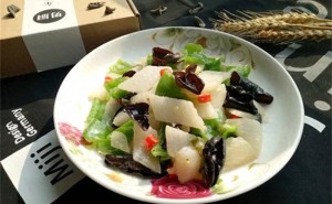 家常美味来袭！黑木耳炒山药，脆嫩清新解油腻