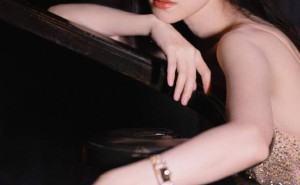 倪妮楼梯大片闪耀登场！鎏金裙装尽显曼妙身姿，氛围感拉满