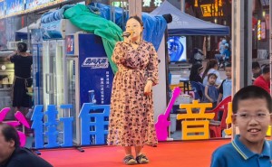 轮台“最美夜市”街角音乐会：音乐与美食共舞，点亮城市夜生活！