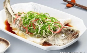 清蒸鲈鱼秘籍：掌握这三招，鱼肉鲜嫩无腥味，蒸几分钟是关键！