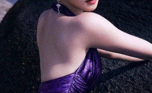 蓝盈莹35岁海边紫裙美照，演技与时尚并存，实力圈粉无数！
