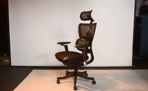 技术宅自制隐藏式电竞椅，PC加VR无显示器畅玩游戏