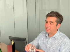 胡润与王宁互换藏品，泡泡玛特王宁：Labubu爆火因十年运营积累