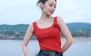 吉娜夏日穿搭大揭秘，辣妹风席卷而来，朗朗妻子时尚魅力无限！