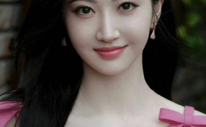 景甜粉色连衣裙融入自然，演绎优雅与松弛感的完美平衡！