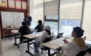 “墨香满港湾”书法课：老年居民笔端流淌传统文化之美