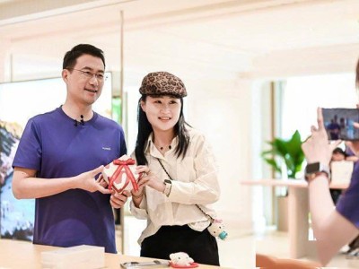 华为Pura 80系列热售，何刚亲当一日店长，温情服务引热议！