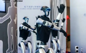 松下“松松”机器人导购登场，家电零售步入人机共生新时代