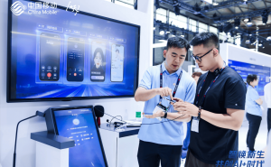 中国移动MWC展AI通话：原生界面升级，通话也能“智”在掌握！