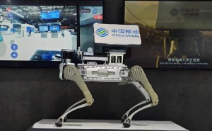 中国移动首发“智星犬”：智能卫星通信机器狗助力极端救援