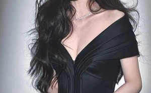 白鹿黑裙造型大秀美，沙漏腰配大波浪，优雅性感如何兼得？